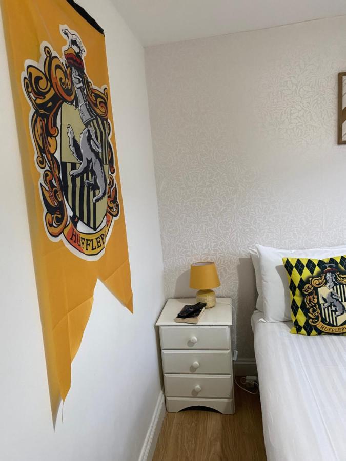 Pangsapuri 1000 m² dengan 3 bilik tidur dan 1 bilik mandi peribadi di Watford Watford  Luaran gambar