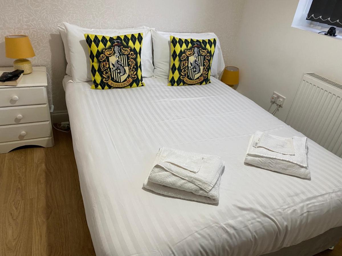 Pangsapuri 1000 m² dengan 3 bilik tidur dan 1 bilik mandi peribadi di Watford Watford  Luaran gambar