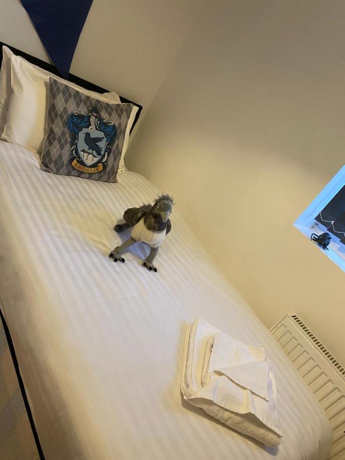 Pangsapuri 1000 m² dengan 3 bilik tidur dan 1 bilik mandi peribadi di Watford Watford  Luaran gambar